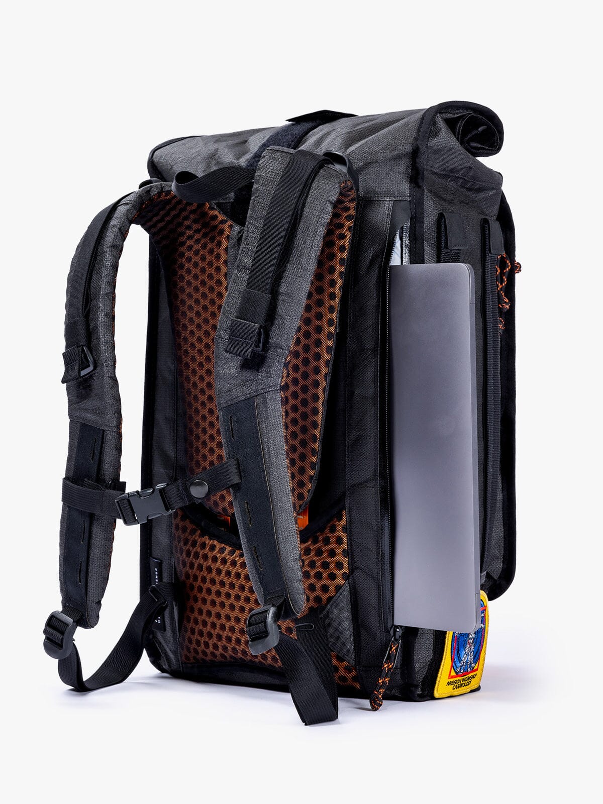 Mission Workshop X Carryology by Mission Workshop - Bolsas resistentes a la intemperie y ropa técnica - San Francisco y Los Ángeles - Construidas para durar - Garantizadas para siempre