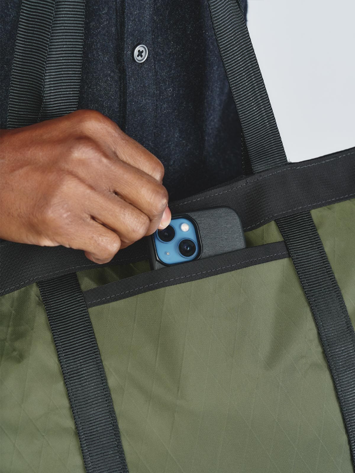 Helix 15L Tote by Mission Workshop - Bolsas impermeables y ropa técnica - San Francisco y Los Angeles - Construidas para durar - Garantizadas para siempre