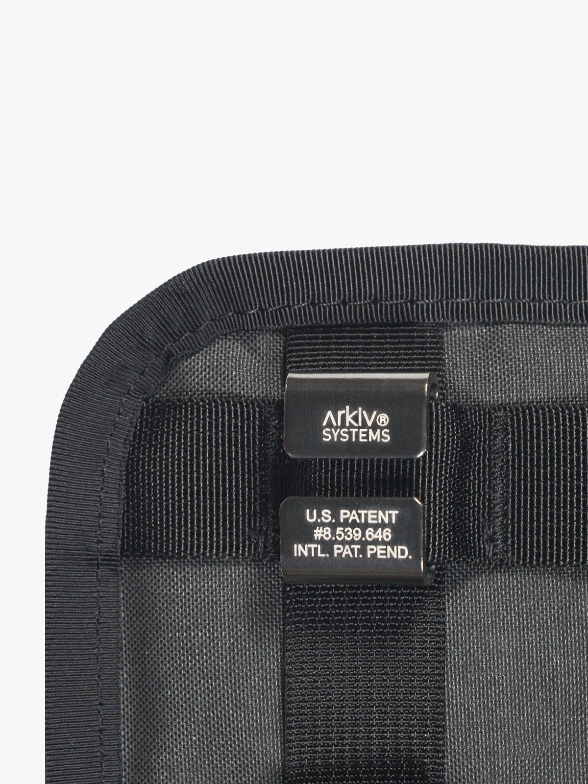 Arkiv® Four-Piece Clip Set by Mission Workshop - Bolsas resistentes a la intemperie y ropa técnica - San Francisco & Los Angeles - Construido para durar - Garantizado para siempre