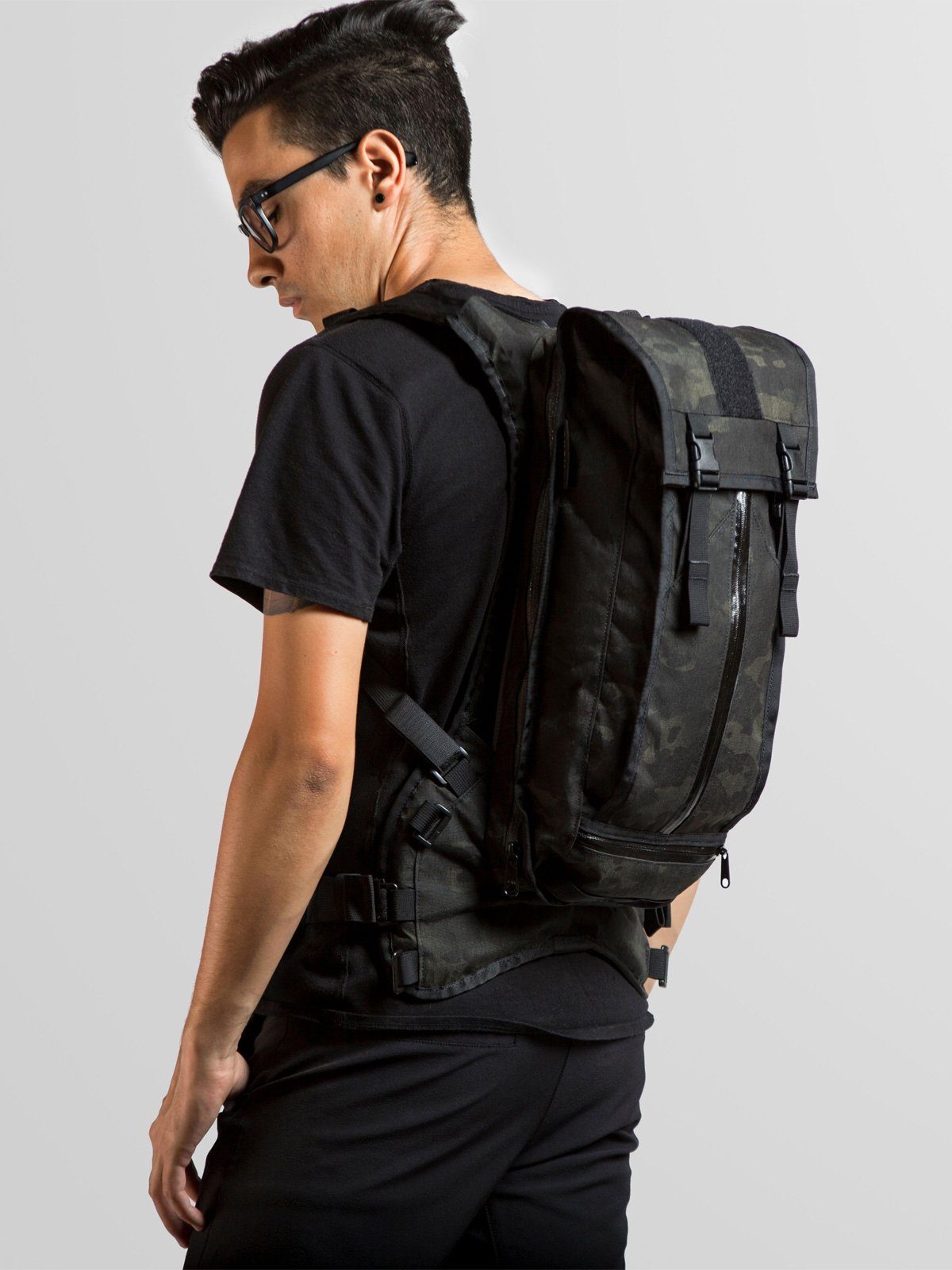 Hauser 10L by Mission Workshop - Bolsas resistentes a la intemperie y ropa técnica - San Francisco y Los Angeles - Construidas para durar - Garantizadas para siempre