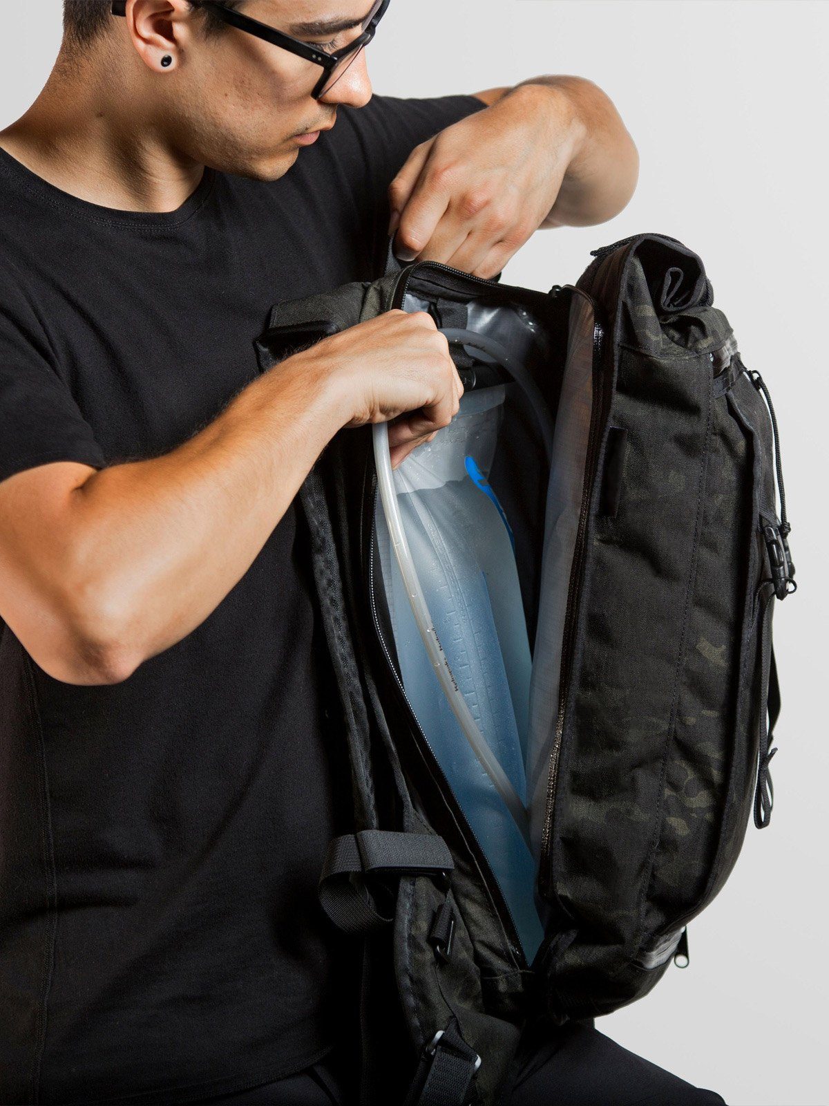 Hauser 10L by Mission Workshop - Bolsas resistentes a la intemperie y ropa técnica - San Francisco y Los Angeles - Construidas para durar - Garantizadas para siempre