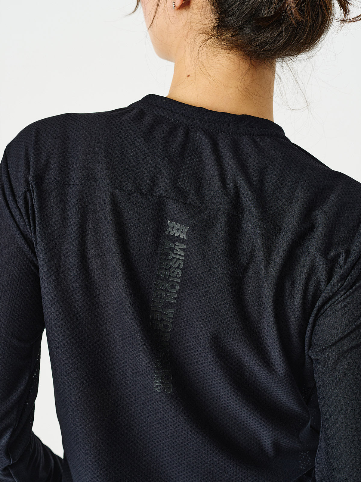 Mission Pro Tech Tee : LS Women's by Mission Workshop - Bolsas impermeables y ropa técnica - San Francisco y Los Angeles - Fabricado para resistir - Garantizado para siempre