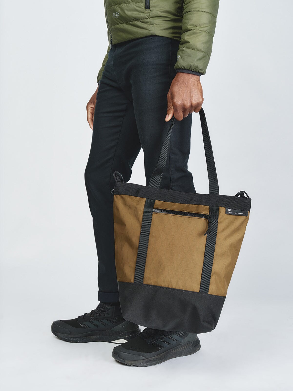 Helix 10L Tote by Mission Workshop - Bolsas impermeables y ropa técnica - San Francisco y Los Angeles - Construidas para durar - Garantizadas para siempre