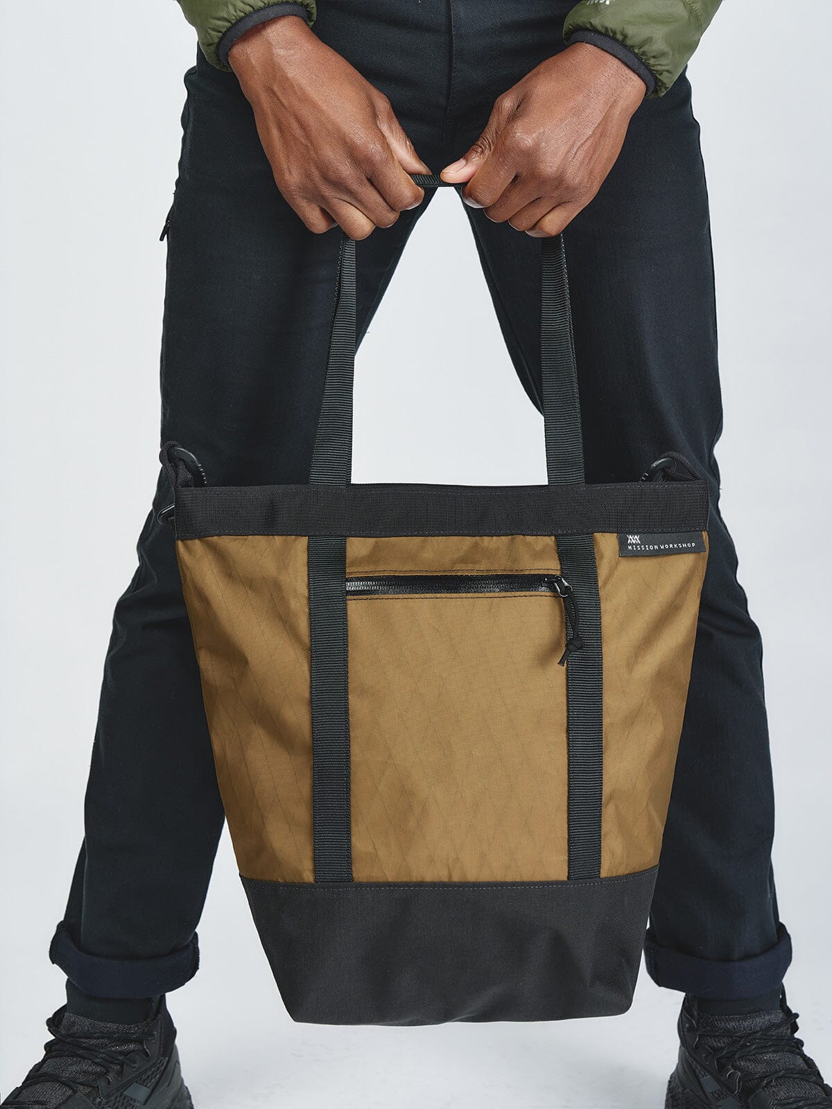Helix 10L Tote by Mission Workshop - Bolsas impermeables y ropa técnica - San Francisco y Los Angeles - Construidas para durar - Garantizadas para siempre