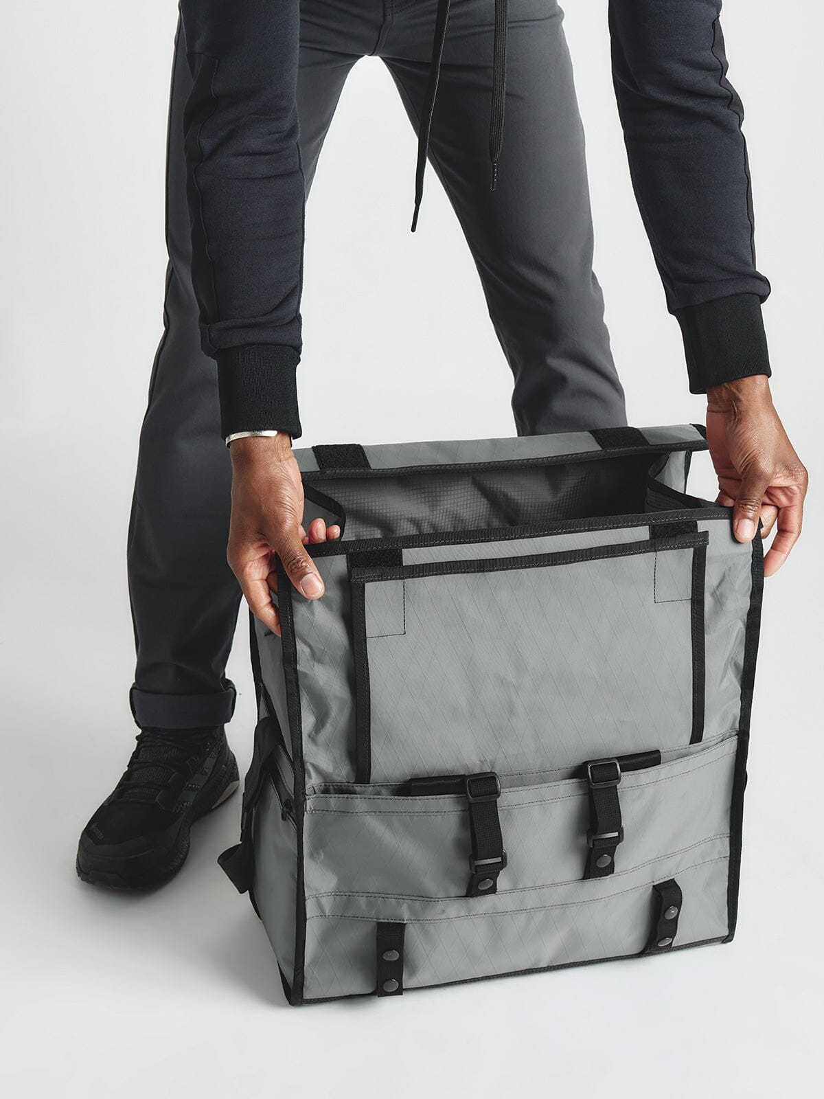 Helmsman : VX by Mission Workshop - Bolsas impermeables y ropa técnica - San Francisco y Los Angeles - Construidas para durar - Garantizadas para siempre