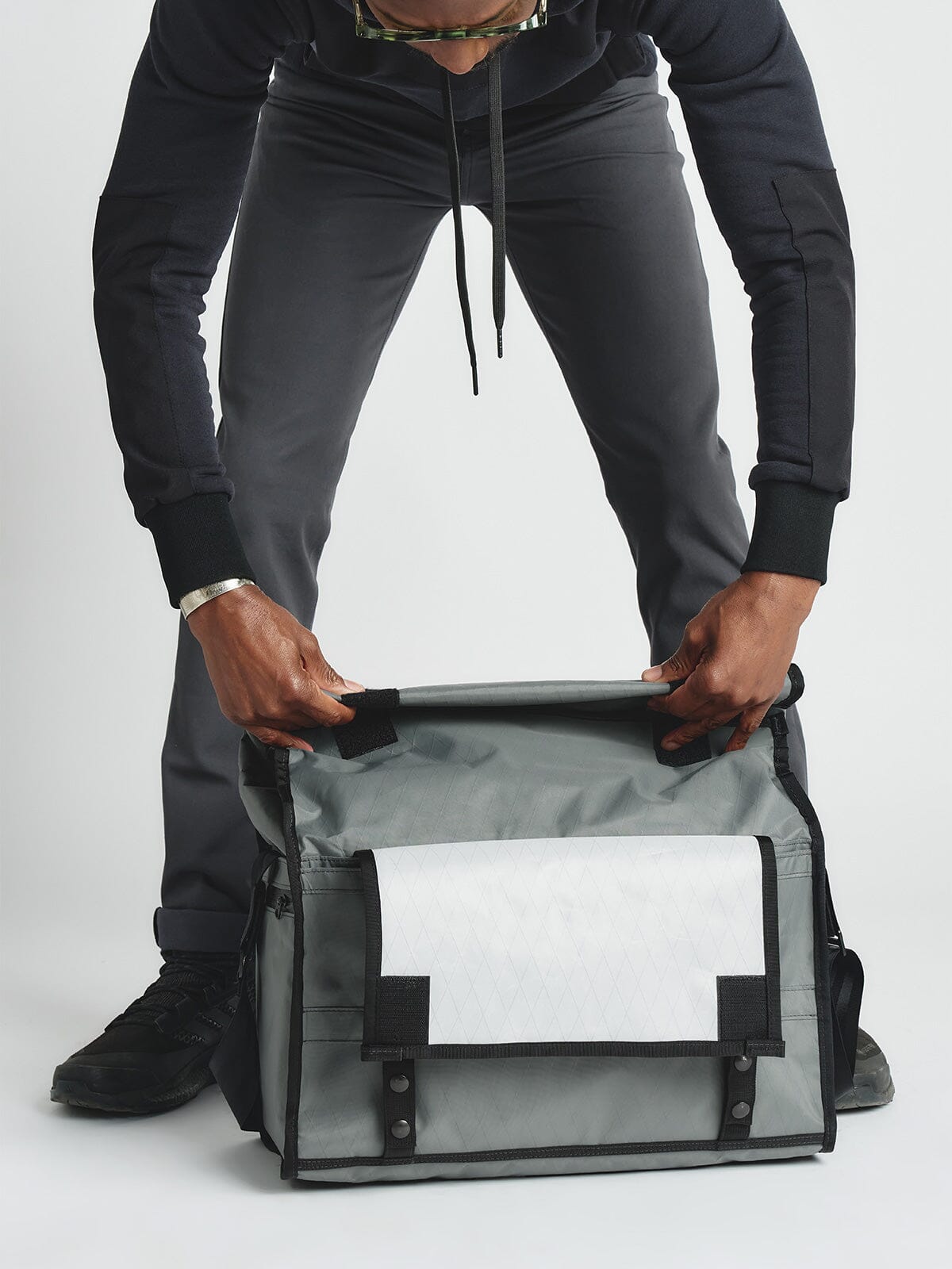 Helmsman : VX by Mission Workshop - Bolsas impermeables y ropa técnica - San Francisco y Los Angeles - Construidas para durar - Garantizadas para siempre